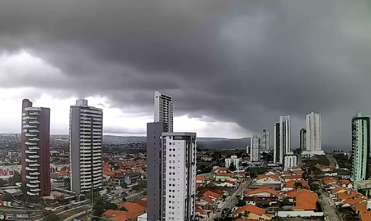 2 Câmeras registram avanço de chuva intensa em Campina Grande PB veja