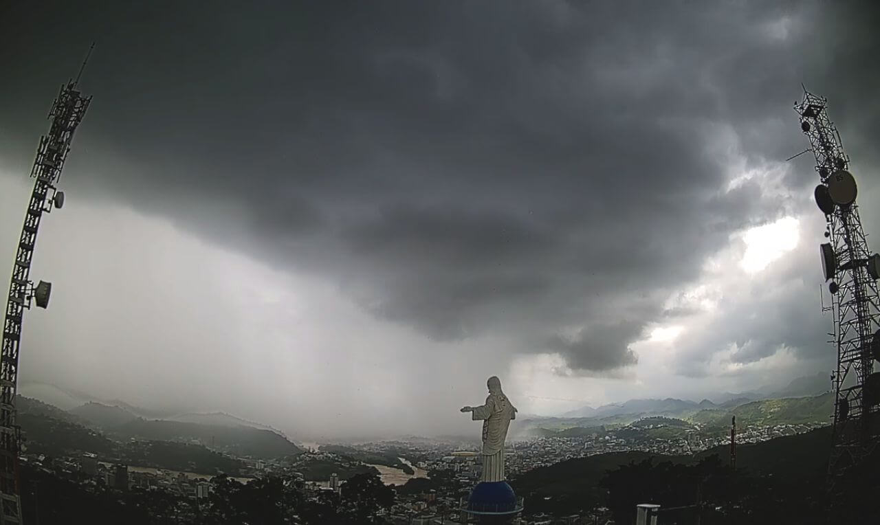 Avanço de chuva intensa em Itaperuna RJ Confira o vídeo exclusivo