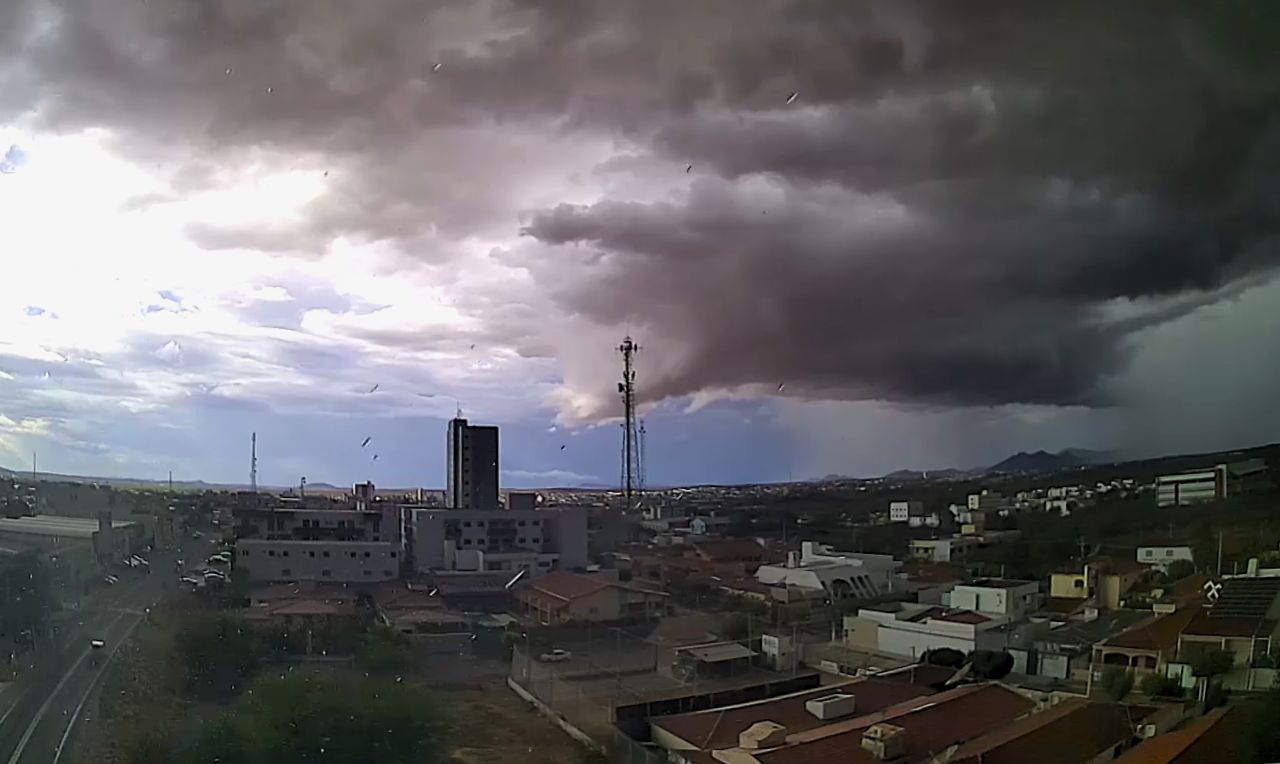 Abril se despede com temporais, chuva volumosa, sol e ar seco em áreas do  país - Clima ao Vivo