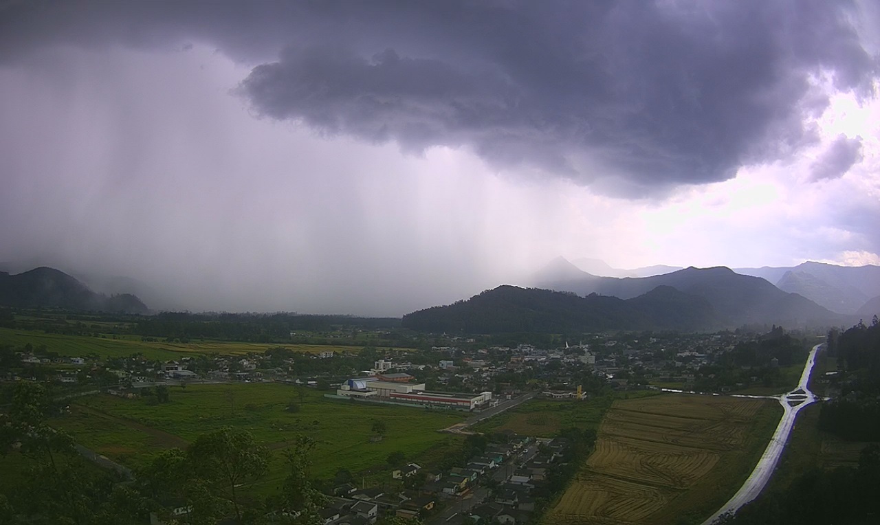 Chuva, garoa, vento, queda de temperatura e ainda enchente