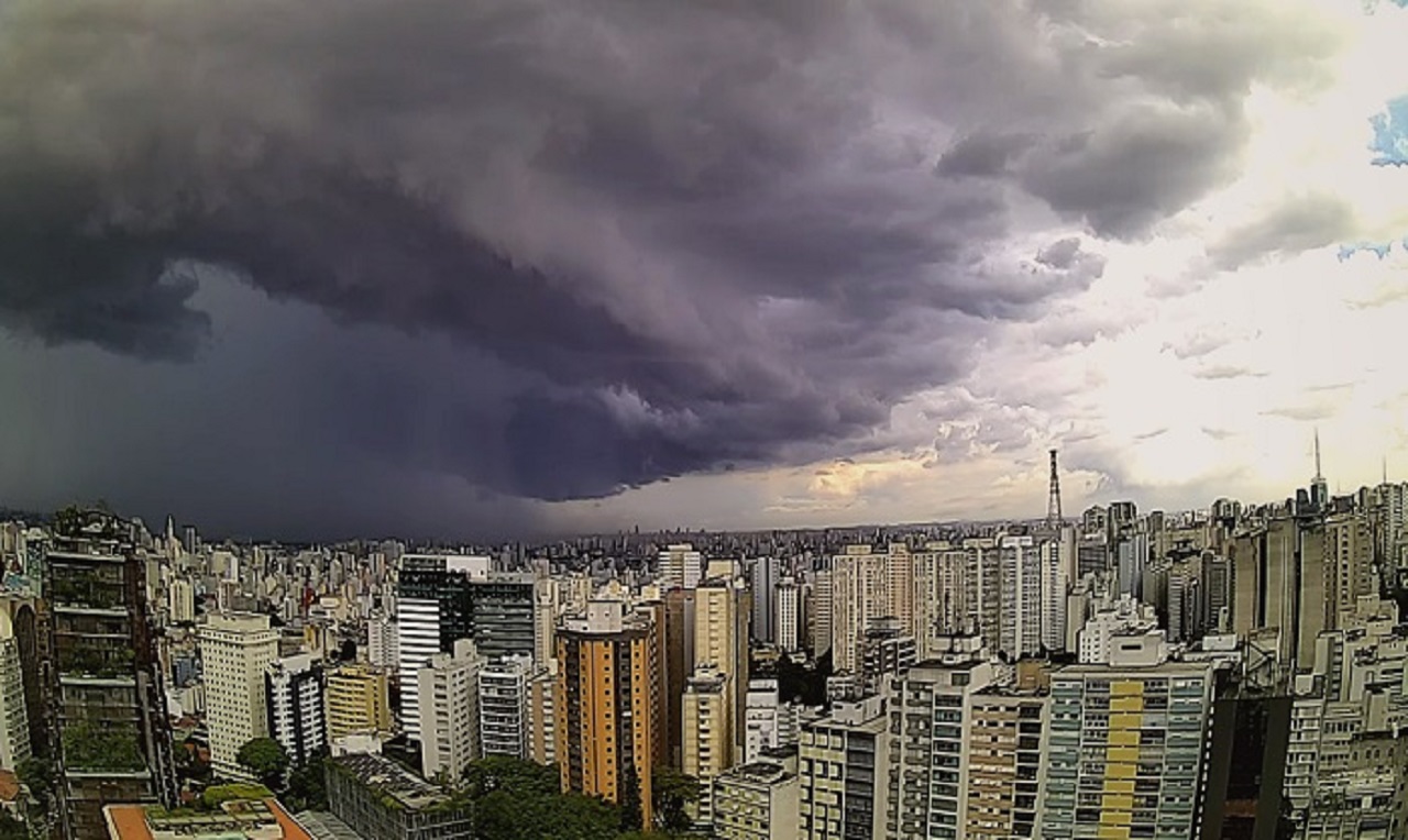 Temporal acompanhado de vento forte causa transtornos em Caxias do