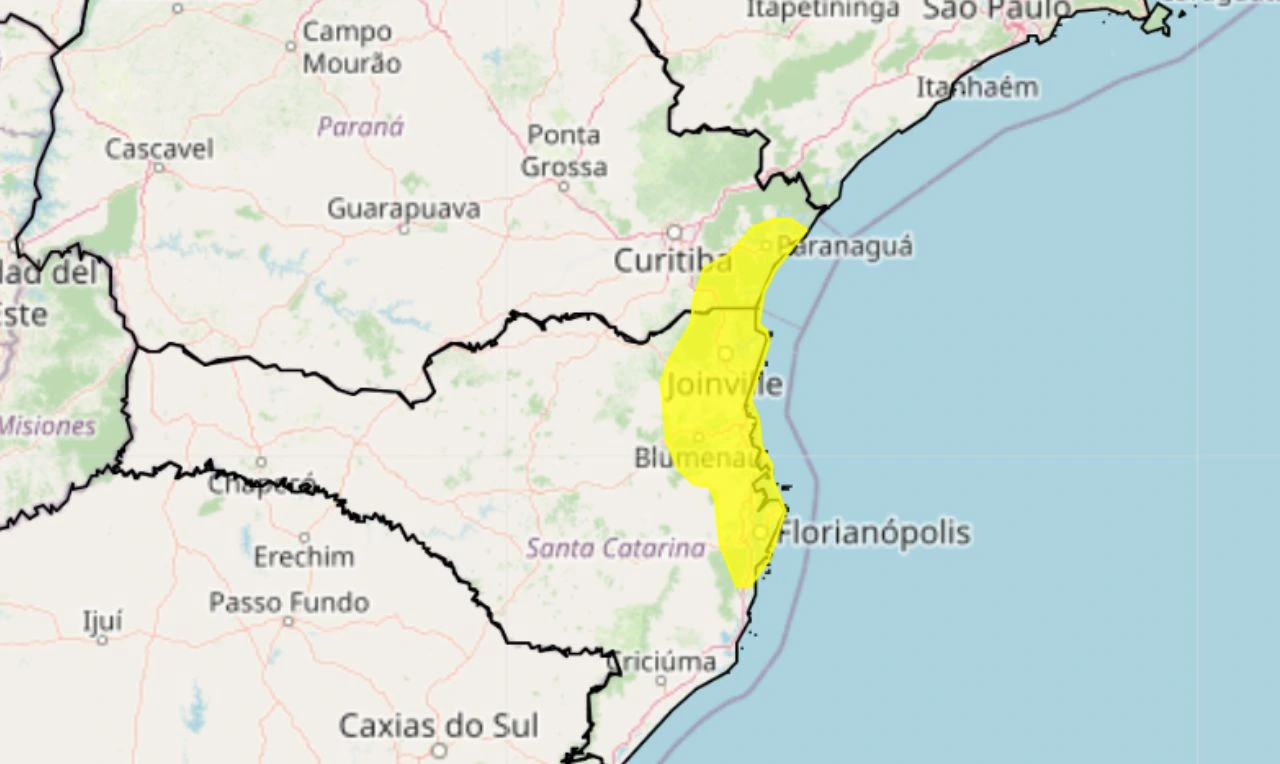 A imagem mostra um alerta amarelo para acumulado de chuva em parte da região Sul do país