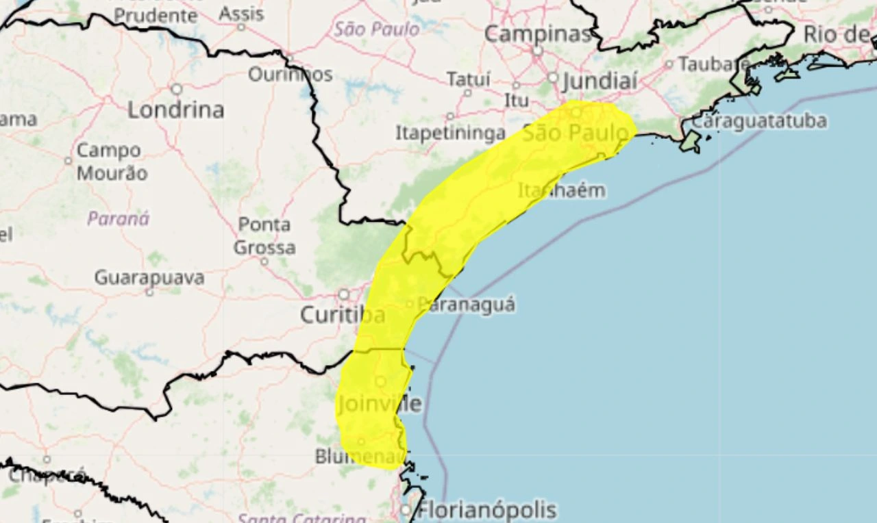 A imagem mostra um alerta amarelo para acumulado de chuvas nas regiões Sul e Sudeste do país