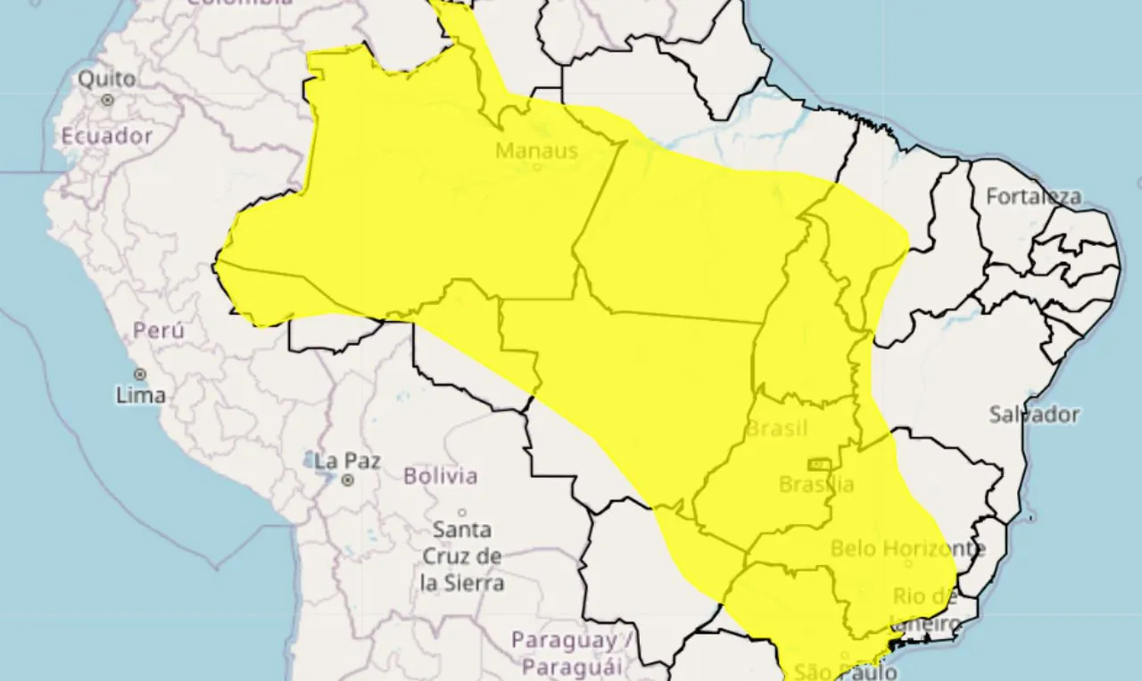A imagem mostra um alerta amarelo para chuvas intensas, ventania e risco de alagamentos em grande parte do Brasil