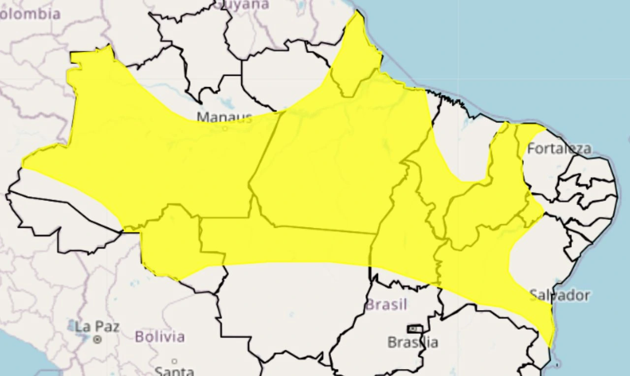 A imagem mostra um alerta amarelo para chuvas intensas, ventania e raios em partes das regiões Norte, Nordeste e Centro-Oeste