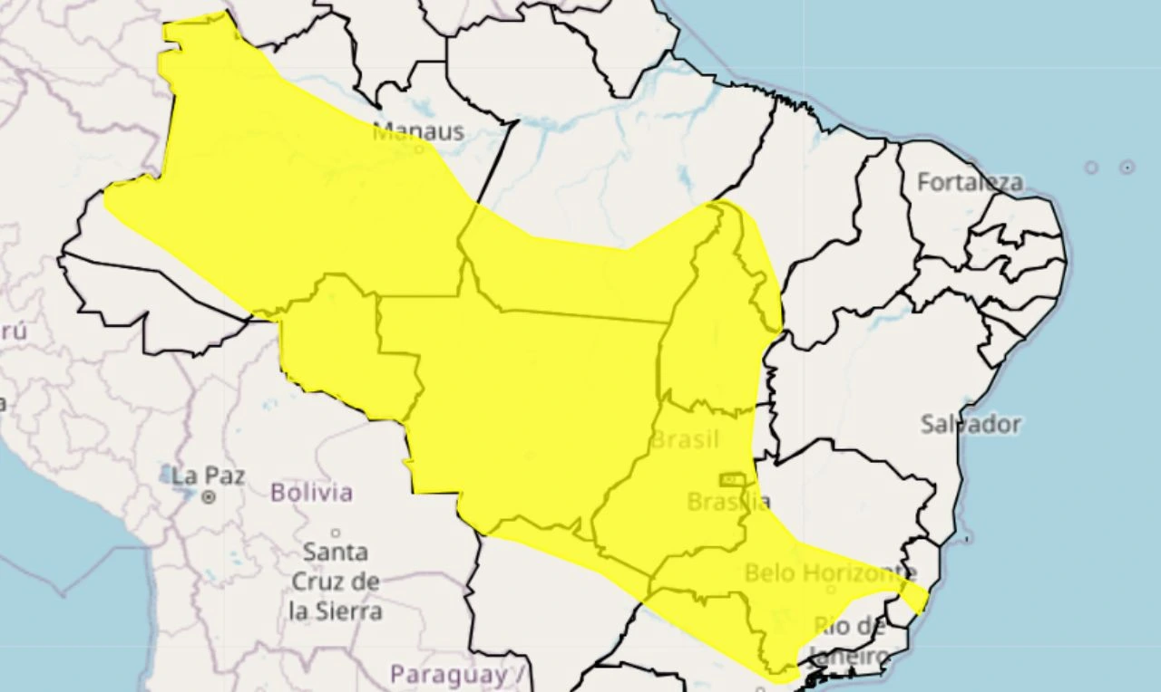 A imagem mostra um alerta amarelo para chuva intensa e ventania nas regiões Norte, Nordeste, Centro-Oeste e Sudeste