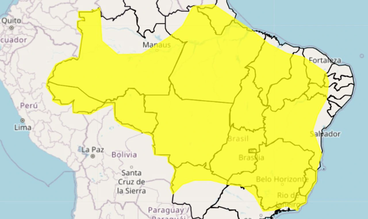 A imagem mostra um alerta amarelo para chuvas intensas e ventania nas regiões Norte, Nordeste, Centro-Oeste e Sudeste