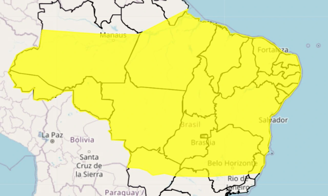 A imagem mostra um alerta amarelo para chuvas intensas em partes das regiões Norte, Nordeste, Centro-Oeste e Nordeste