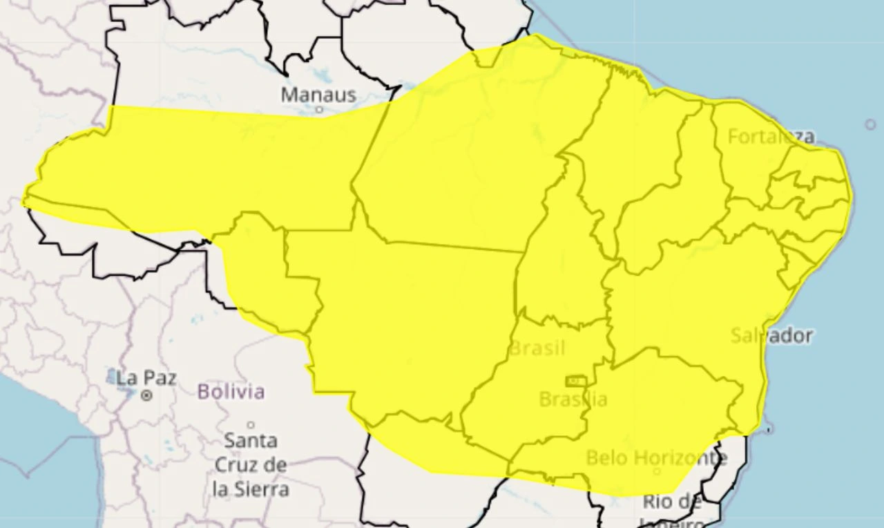 A imagem mostra um alerta amarelo para chuvas intensas e ventania nas regiões Norte, Nordeste, Centro-Oeste e Sudeste