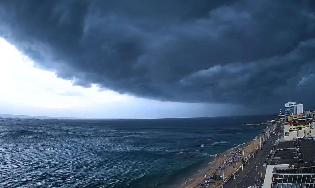 A imagem ilustra as possíveis tempestades em parte das regiões Sul e litoral do Nordeste