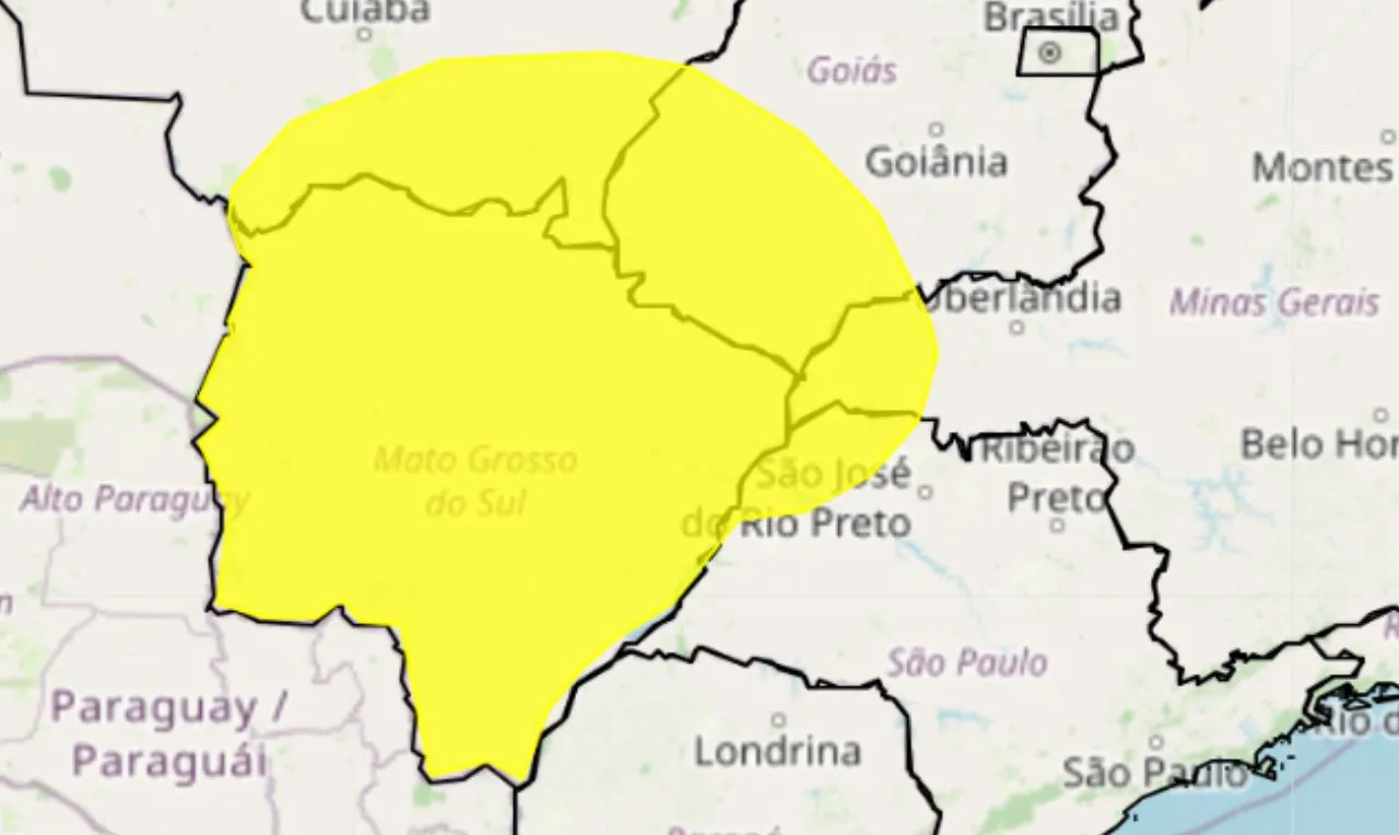 A imagem mostra um alerta amarelo para tempestade, ventania e granizo em partes do Centro-Oeste e Sudeste do país