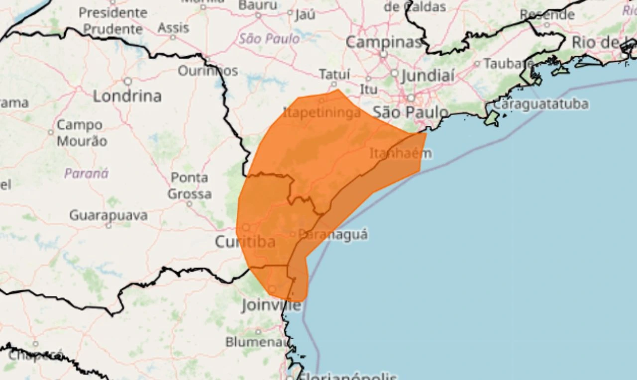 A imagem mostra um alerta laranja para acumulado de chuva em parte do Sudeste e Sul do país