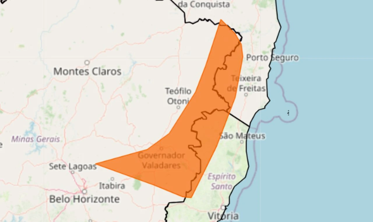 A imagem mostra um alerta laranja para chuvas intensas nas regiões Nordeste e Sudeste