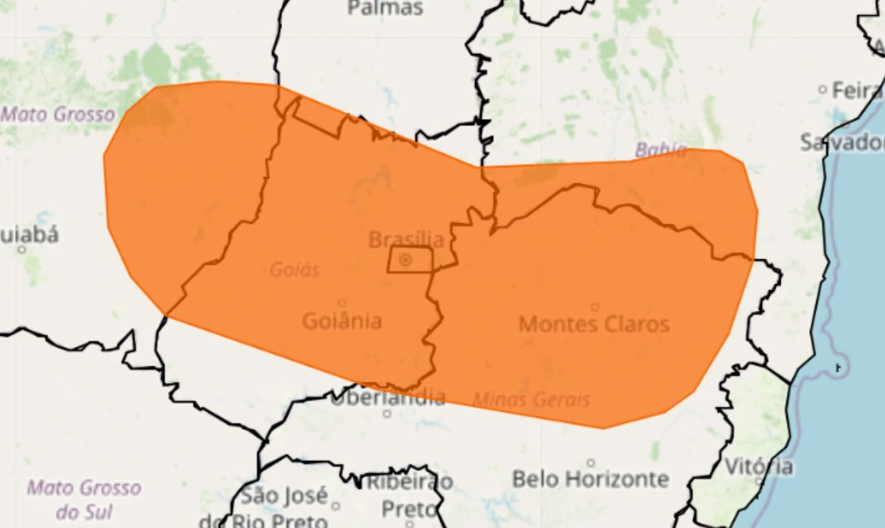 A imagem mostra um alerta laranja para chuvas intensas nas regiões Norte, Nordeste, Centro-Oeste e Sudeste