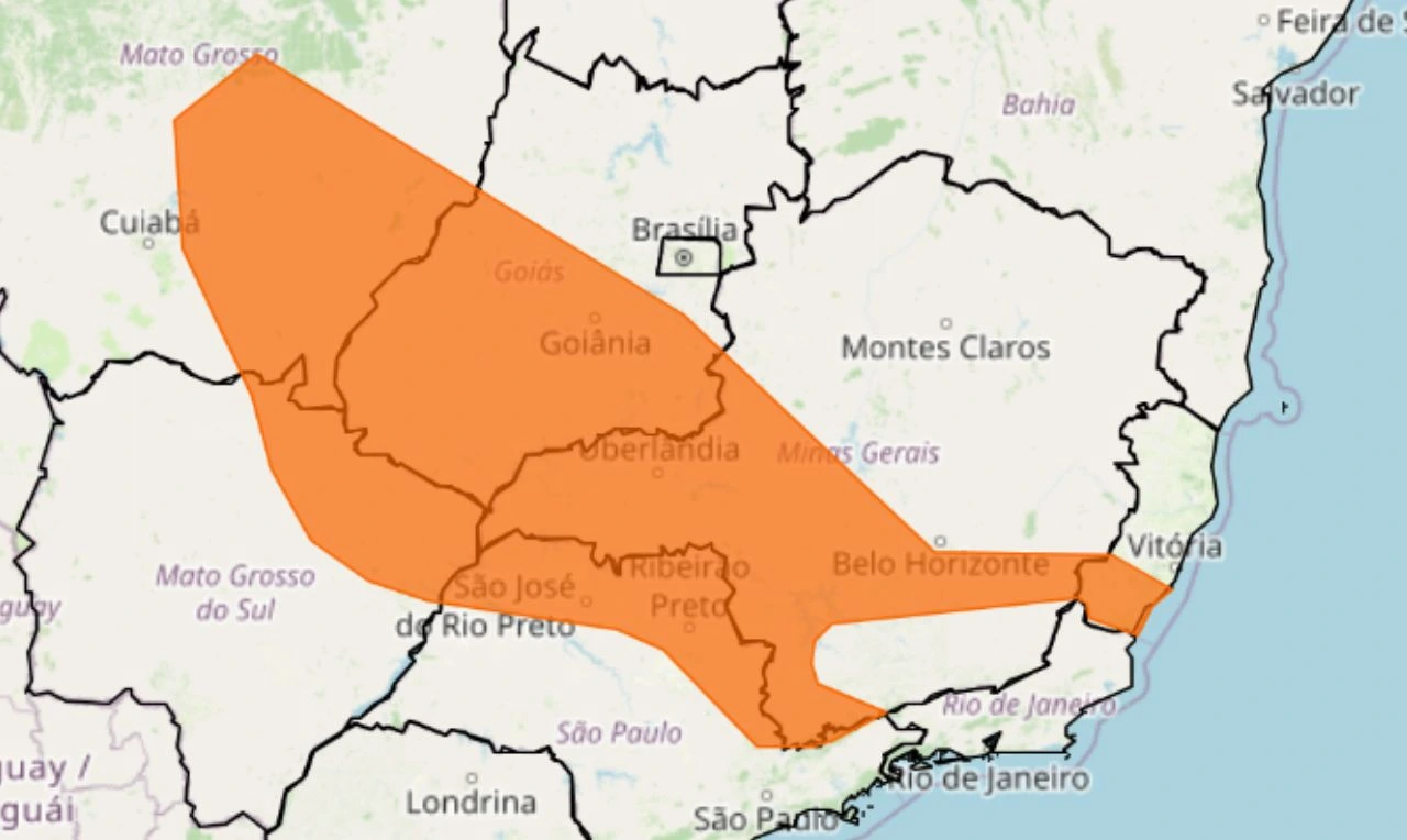 Trata-se de um alerta laranja para chuvas intensas, ventania e risco de alagamentos nas regiões Norte e Nordeste