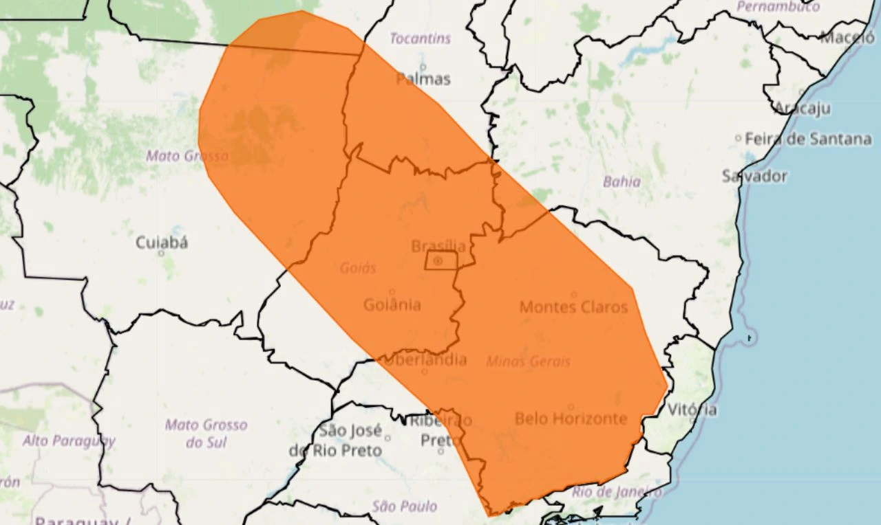 Trata-se de um alerta laranja para chuva intensa, ventania e possíveis alagamentos nas regiões Norte, Nordeste, Centro-Oeste e Sudeste do país