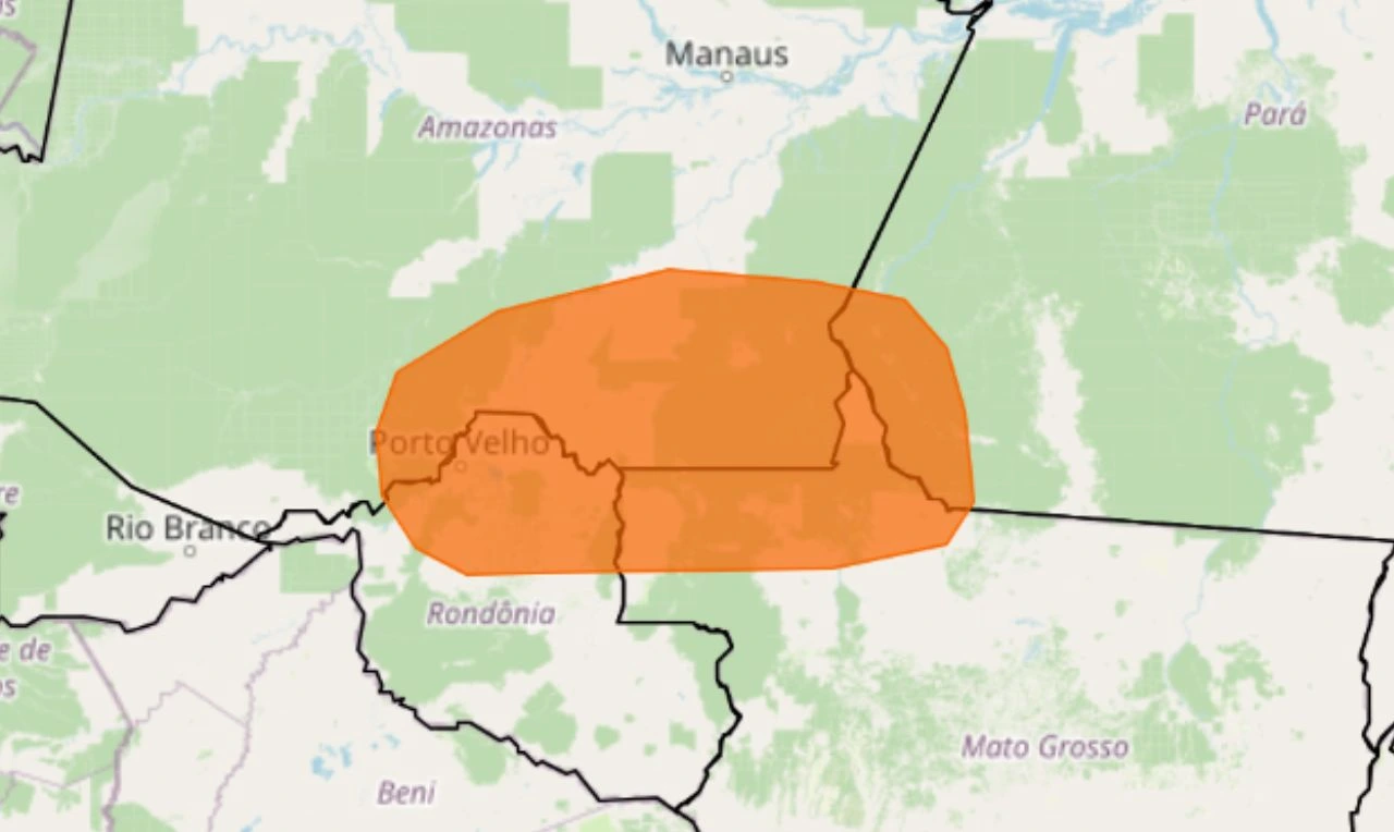 Trata-se de um alerta laranja para chuvas intensas e ventania na região Norte do país