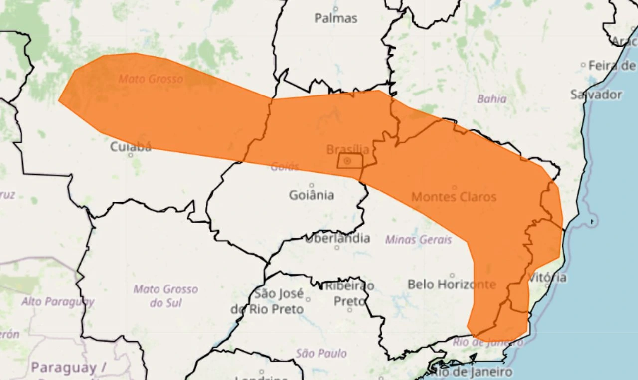 A imagem mostra um alerta laranja para chuva intensa e ventania nas regiões Norte, Nordeste, Centro-Oeste e Sudeste