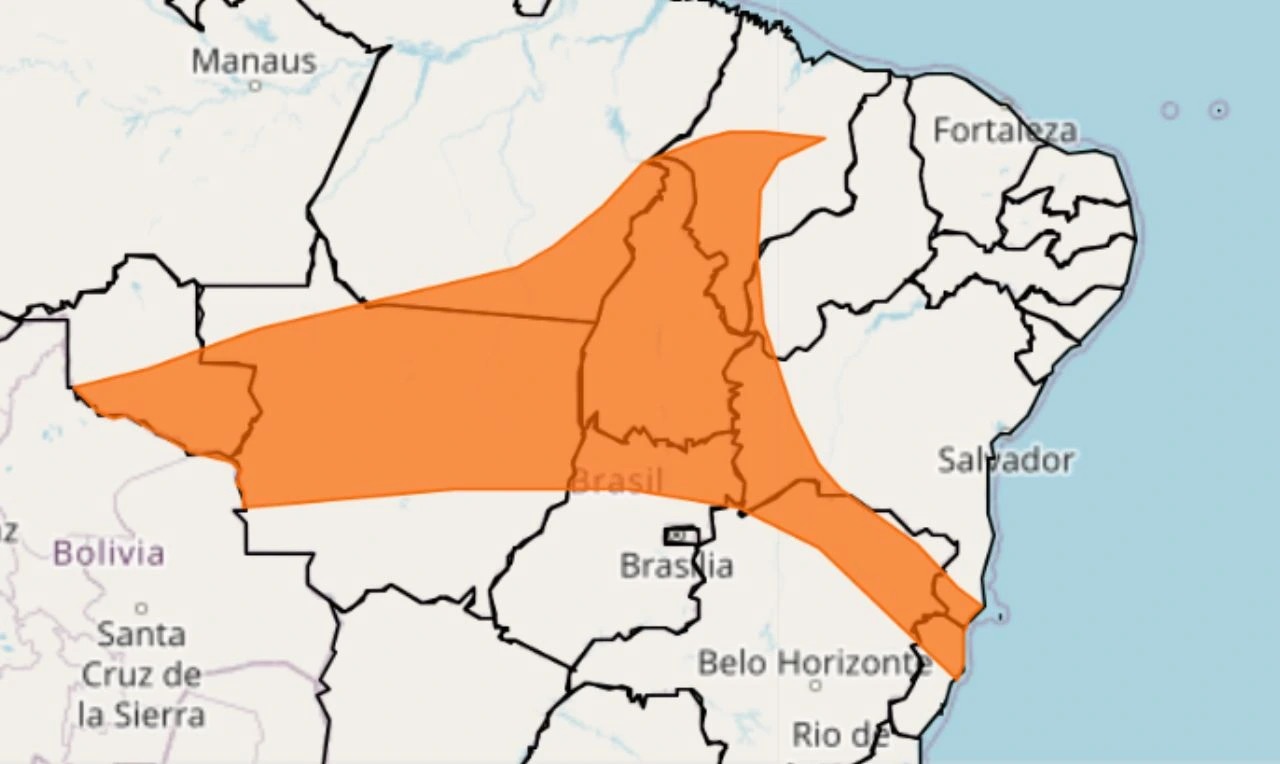 A imagem mostra um alerta laranja para chuva intensa e ventania em partes do Norte, Nordeste, Centro-Oeste e Sudeste