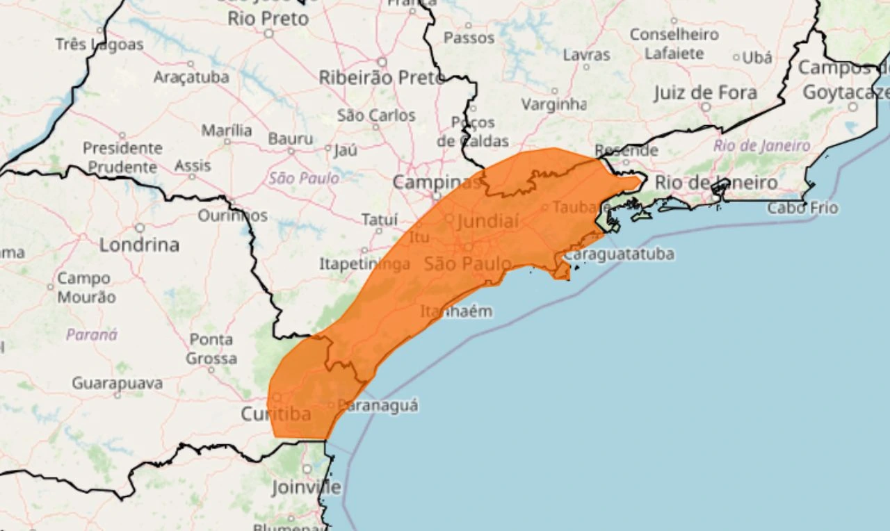 A imagem mostra um alerta laranja para chuvas intensas e ventania nas regiões Sudeste e Sul