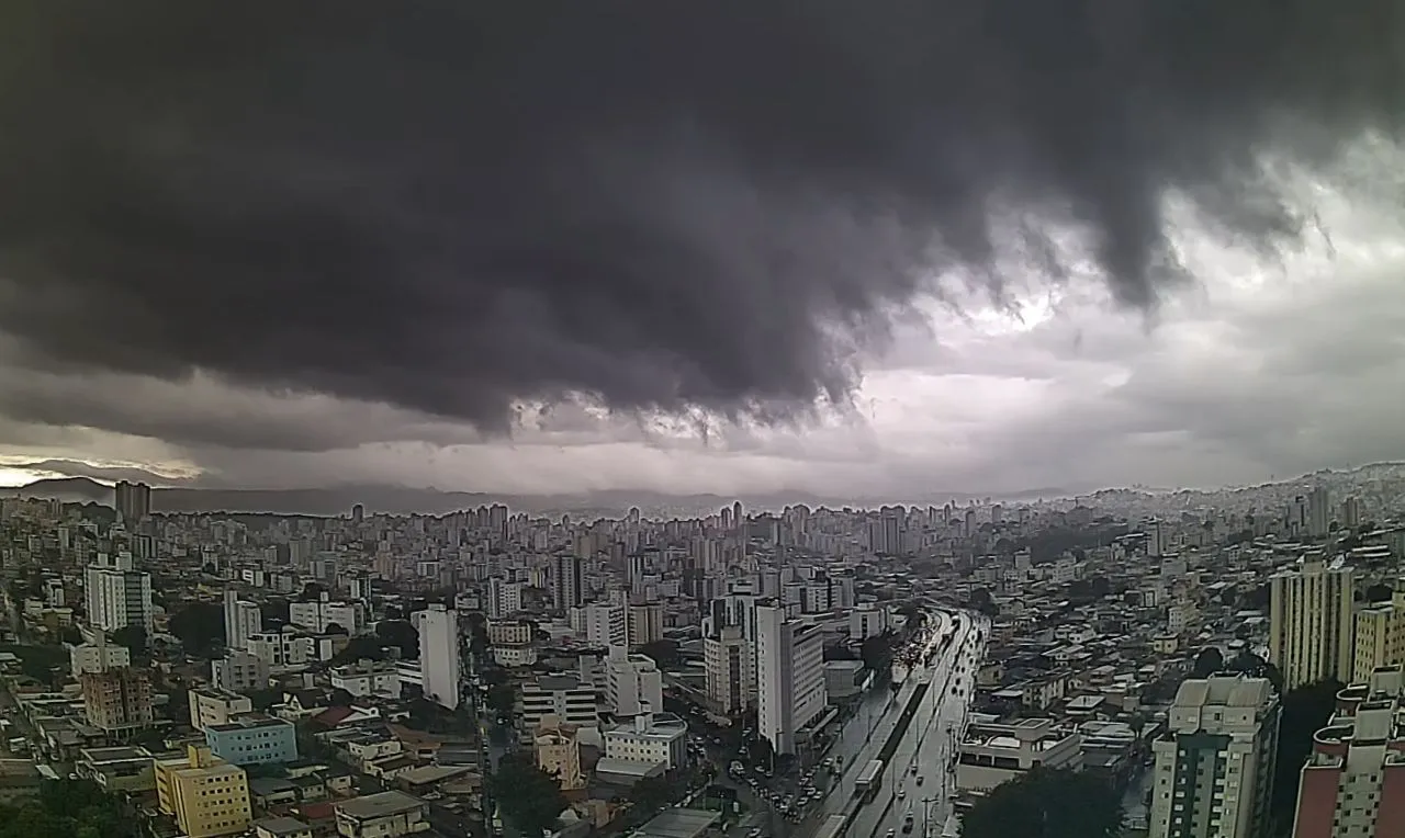 A imagem mostra o avanço de chuva sobre a cidade de Belo Horizonte