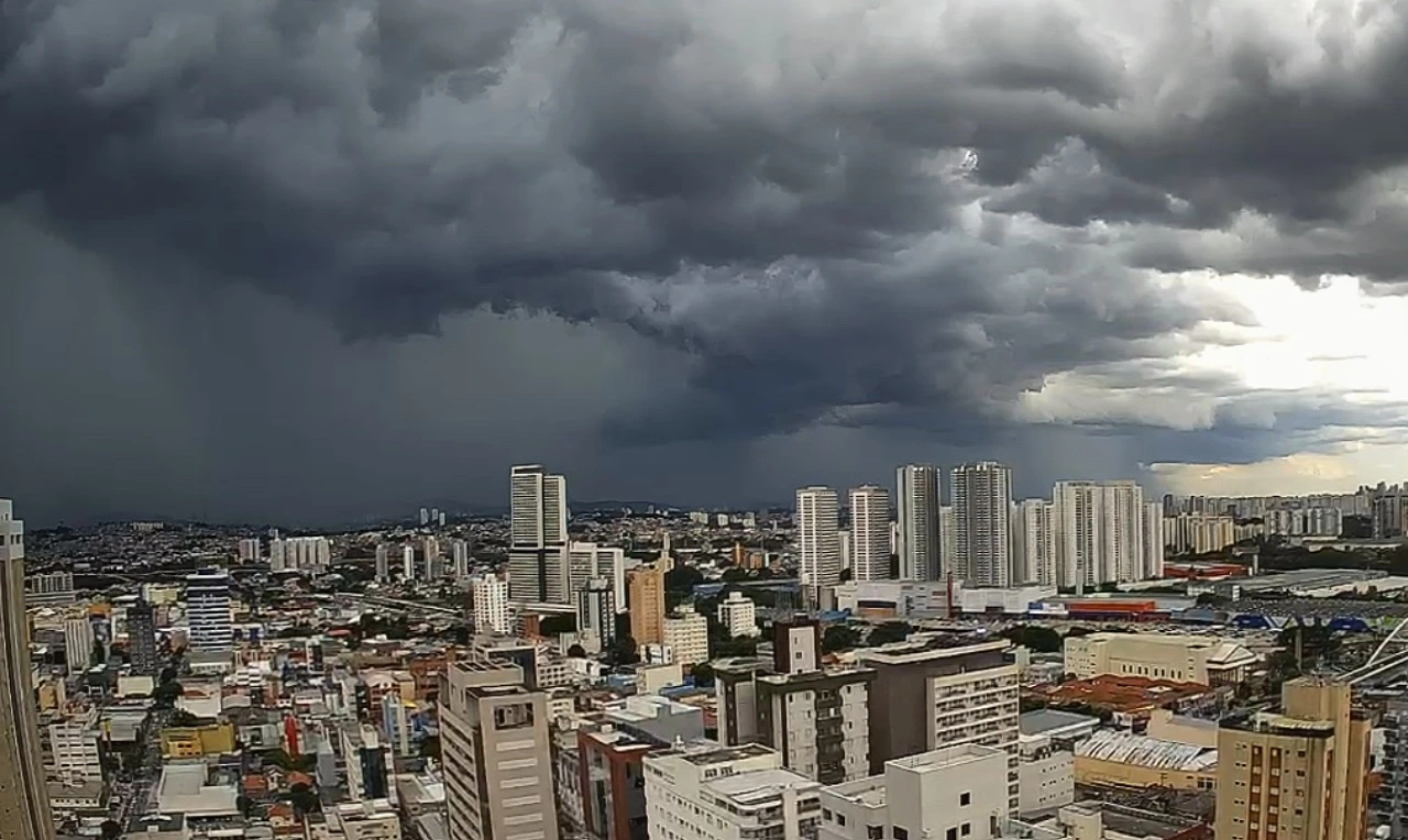 A imagem ilustra as previsões de chuva sobre todo o Brasil no terceiro fim de semana de Dezembro