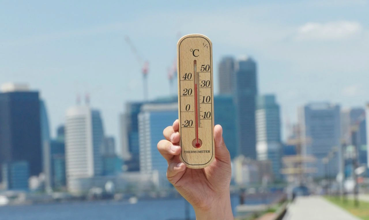 A imagem ilustra uma forma de se medir a temperatura do ambiente, a qual é tratada neste artigo
