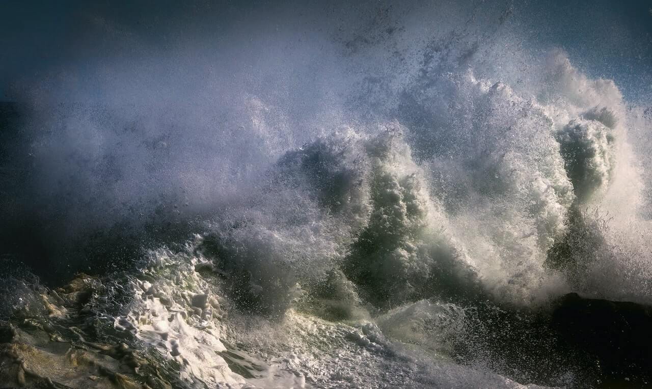 Com ventos fortes e mar agitado na Baía de Todos-os-Santos, ondas