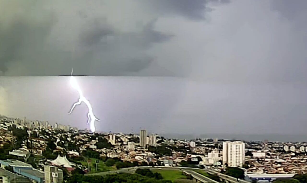 Frente fria chega, deixa céu cinza e muda o cenário de São Paulo - Fotos -  R7 São Paulo