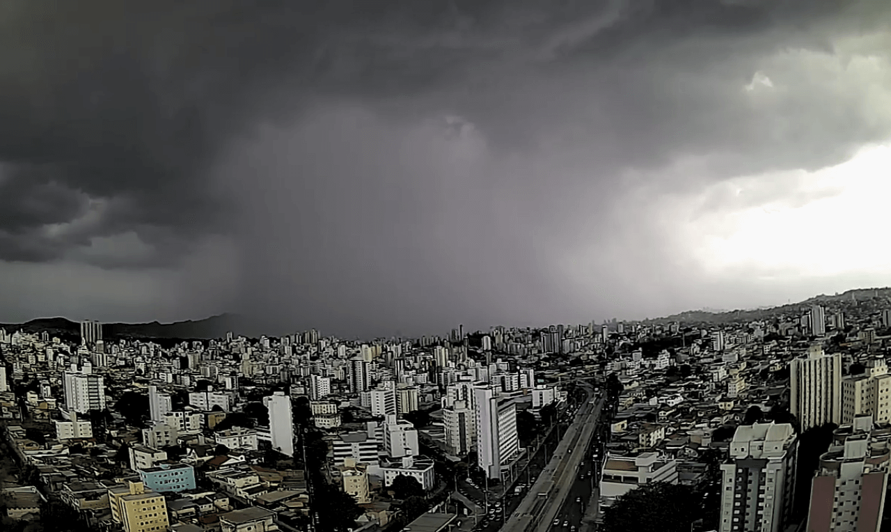 Visit Belo Horizonte - É tanta chuva 💦 que tive que trocar minha vassoura  🧹 por um rodo  ☔️ #BeloHorizonte #chuvoso #chuva #frio #nublado  #paisagem #chuvisco #clima #rain #chuvas #tempo #vento #