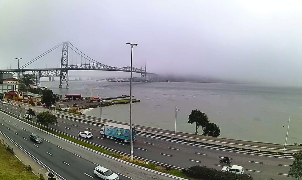 Nevoeiro marítimo invade cidades do litoral catarinense e afeta alguns serviços da região.  Veja as imagens resgatadas!