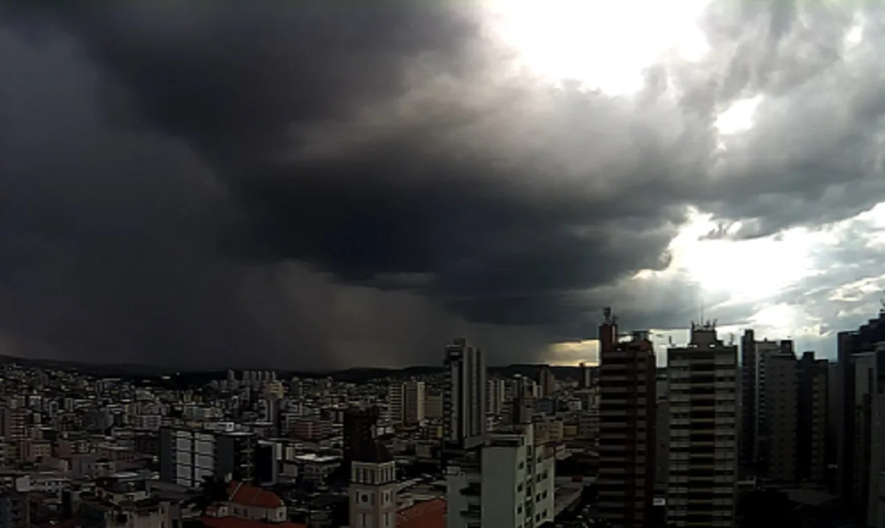 Alerta laranja para temporais, chuva intensa, raios e ventania em partes de MG, SP, RJ, ES, MT, MS, GO e DF