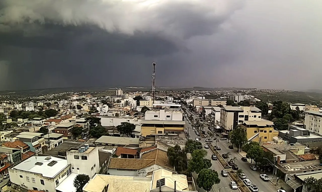 Avanço de chuva intensa em Arcos/MG. Confira o vídeo exclusivo!