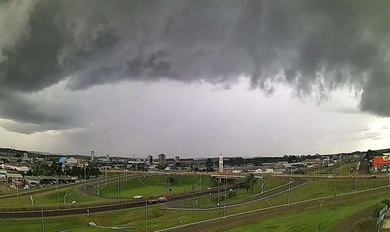 Formação de chuva intensa em Guarapuava/PR, na tarde desta terça-feira (19). Veja o vídeo exclusivo!