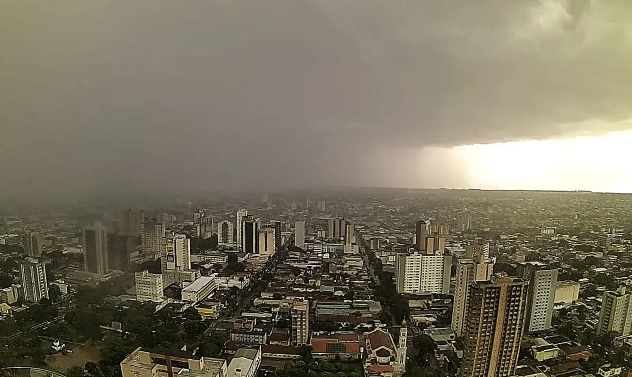 Passagem de chuva em Campo Grande/MS na tarde desta segunda-feira (13). Veja o vídeo!