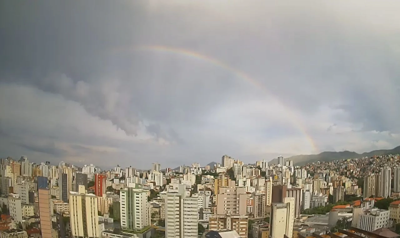 Passagem de chuva seguida de arco-íris nesta tarde de terça-feira (28) em Belo Horizonte/MG. Confira vídeo!