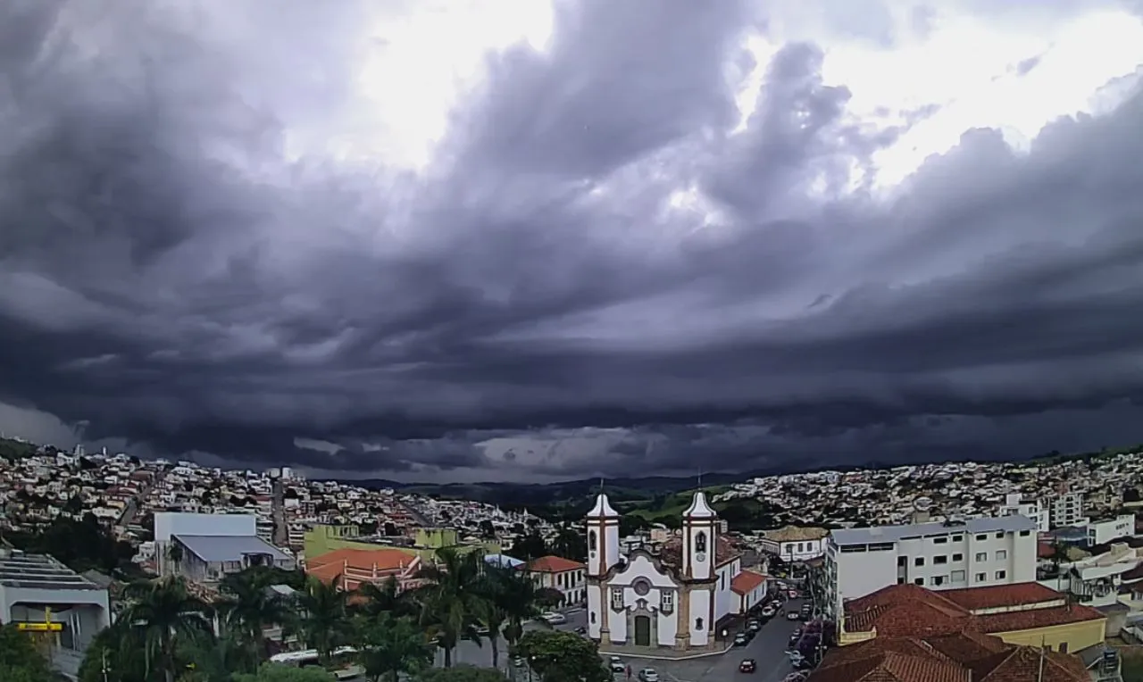 Chuva intensa, rajadas de vento e raios na cidade de Oliveira/MG. Veja as imagens resgatadas!