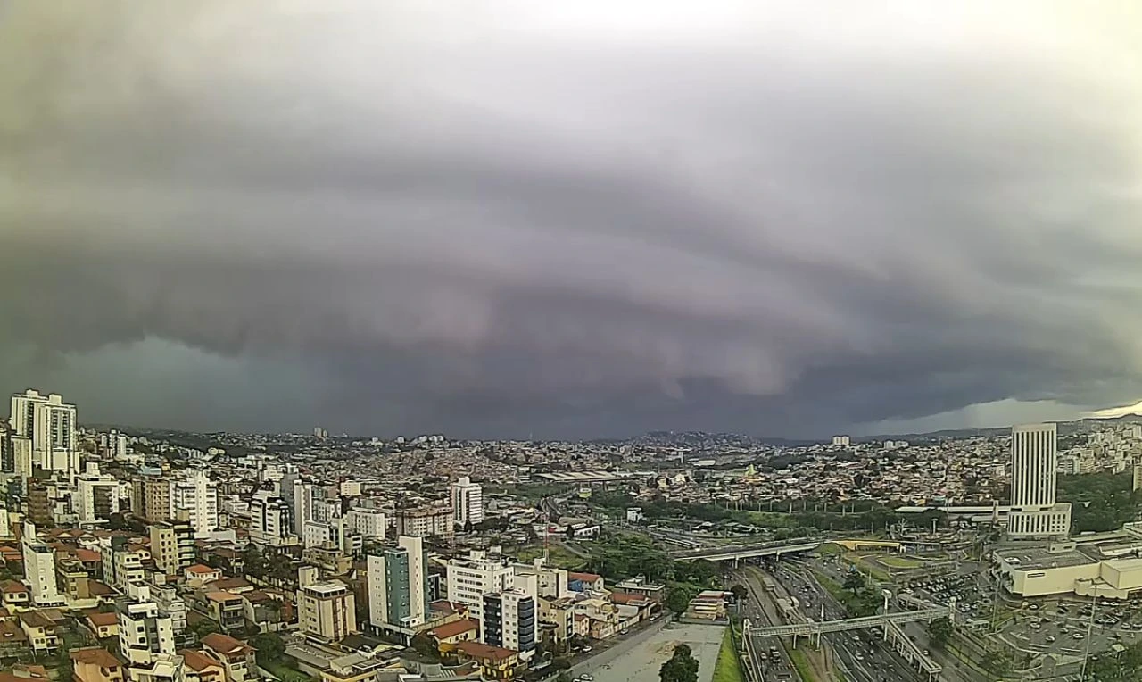 Formação de chuva intensa na cidade de Belo Horizonte/MG nesta tarde de quarta-feira (29). Confira vídeo exclusivo!