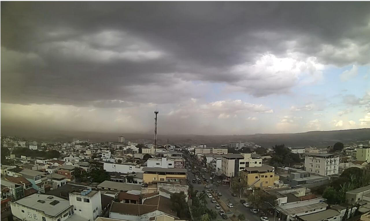 Passagem de chuva provoca ventos fortes em Arcos, Minas Gerais!