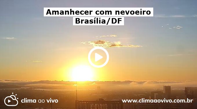 Nascer do sol envolvido em névoa em Brasília/DF