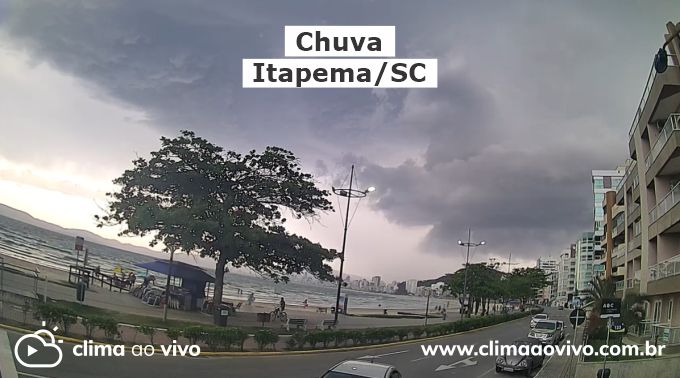 A imagem mostra o avanço de chuva que trouxe granizo sobre a cidade Itapema/SC