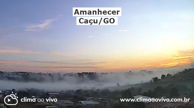 Na foto mostra um belo amanhecer com muita neblina em Caçu/GO