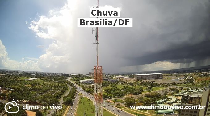 A imagem mostra à chuva passageira em Brasília/DF nesta tarde de quinta-feira (21)