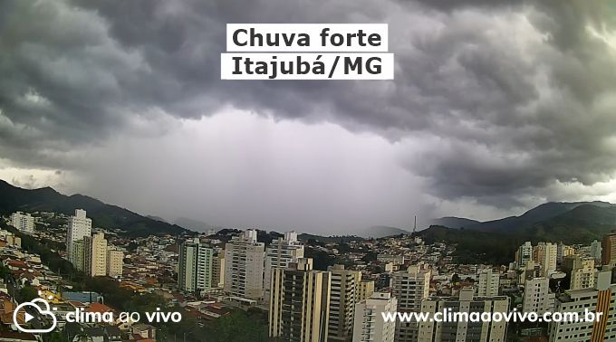Na imagem mostra uma forte chuva que avança sobre a cidade de Itajubá em Minas Gerais
