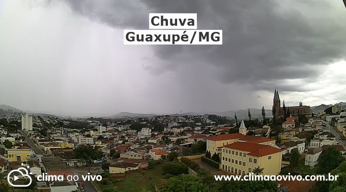 Na foto podemos notar o avanço de chuva sobre a cidade Guaxupé em MInas Gerais