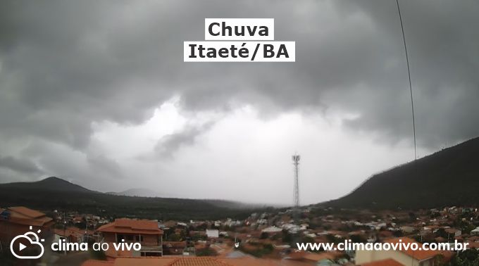 A imagem mostra a chegada da chuva sobre a cidade de Itaeté no estado da Bahia