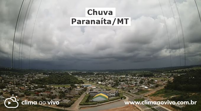 Na imgem mostra a chegada de uma passagem de chuva na ciade de Paranaíta/MT