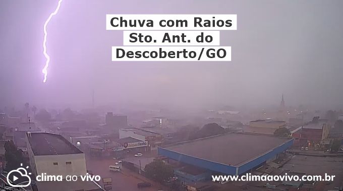 na imagem mostra a chuva que avança sobre Santo Antônio do Descoberto/GO, seguida de raios 