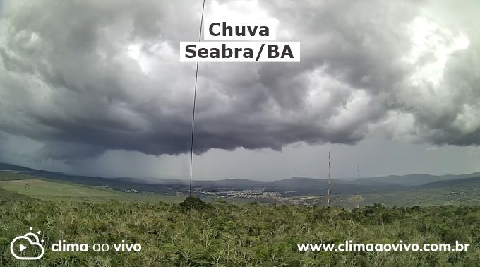 Na imagem mostra o avanço rápido da chuva sobre a cidade de Seabra/BA