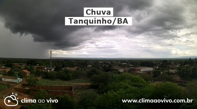 na imagme mostra a passagem de chuva sobre a cidade de Tanquinho/BA